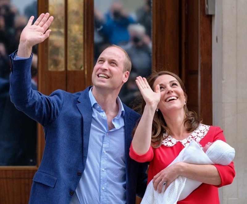 紅色洋裝襯出產後好氣色！威廉王子、凱特王妃帶著新小王子露面了