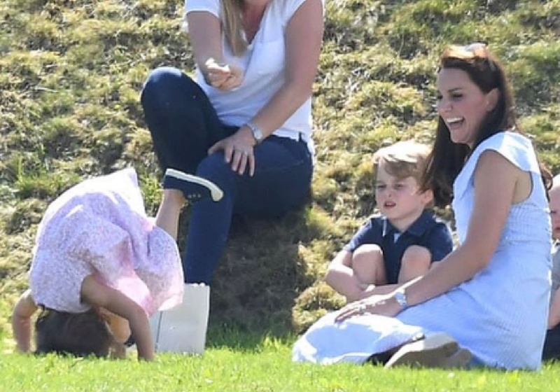 凱特王妃穿「平價洋裝」滾草地！與喬治小王子、夏綠蒂小公主開心耍萌！