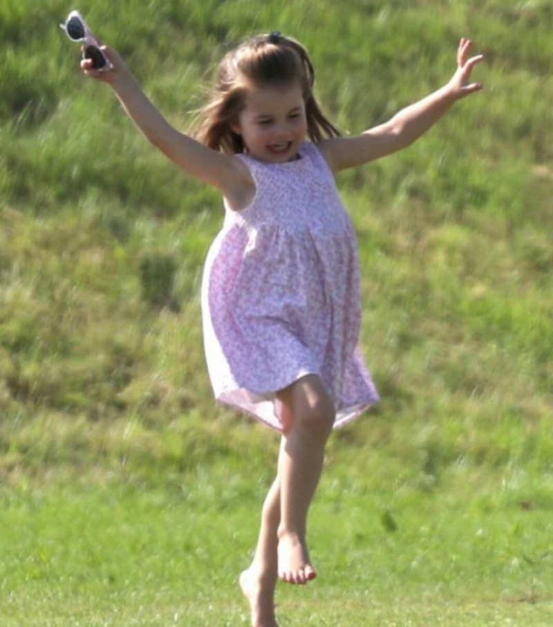 凱特王妃穿「平價洋裝」滾草地！與喬治小王子、夏綠蒂小公主開心耍萌！