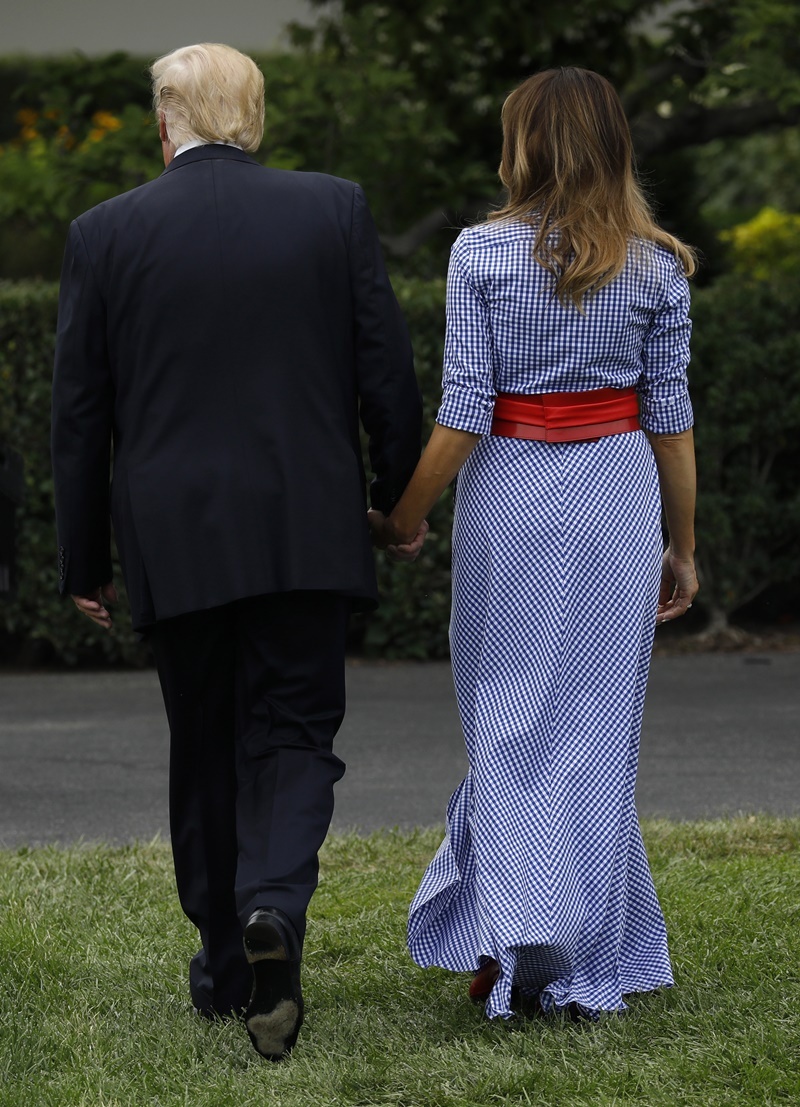 美國慶川普偕梅蘭妮亞穿「夫妻裝」放閃！一掃「我不在乎」外套陰霾