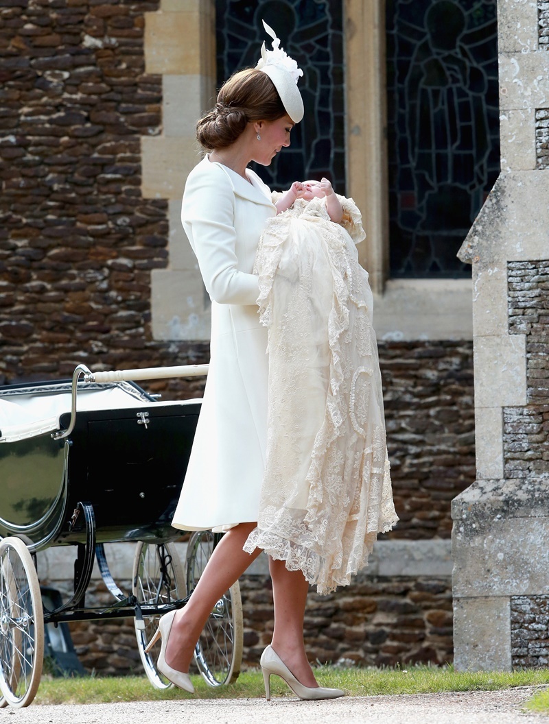 路易小王子受洗儀式！喬治、夏綠蒂好萌，凱特王妃「白色時尚」成焦點！
