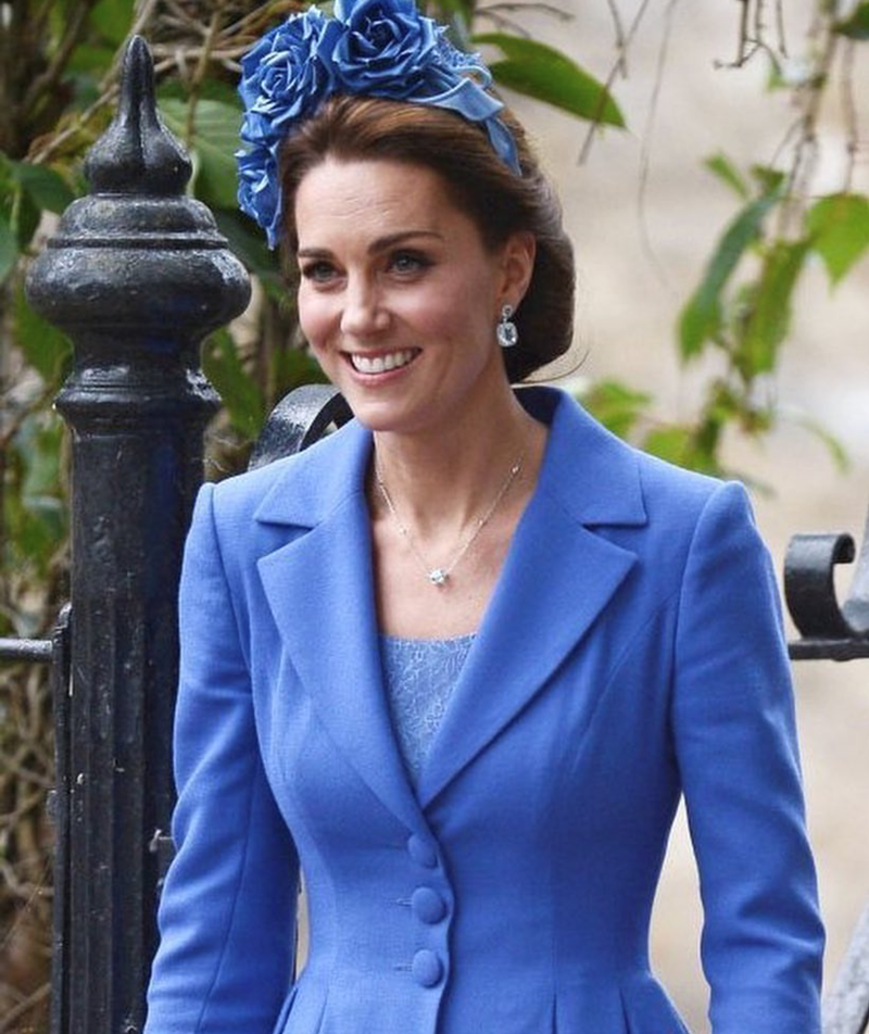凱特王妃「有禮貌舊衣」出席婚宴獲好評！與喬治、夏綠蒂都穿皇室藍！