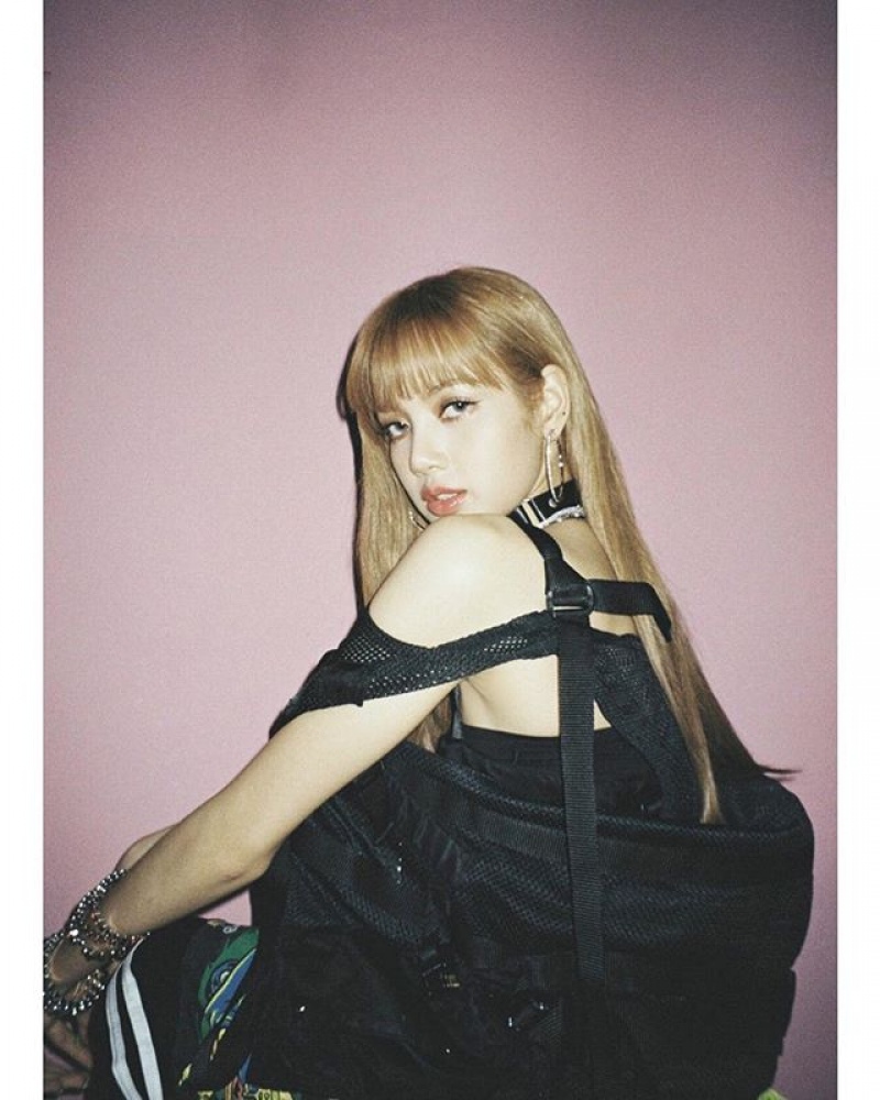 真人版洋娃娃是她！BLACKPINK Lisa背「話題包」搶當帶貨女王！