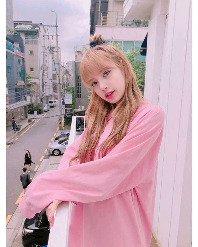 真人版洋娃娃是她！BLACKPINK Lisa背「話題包」搶當帶貨女王！