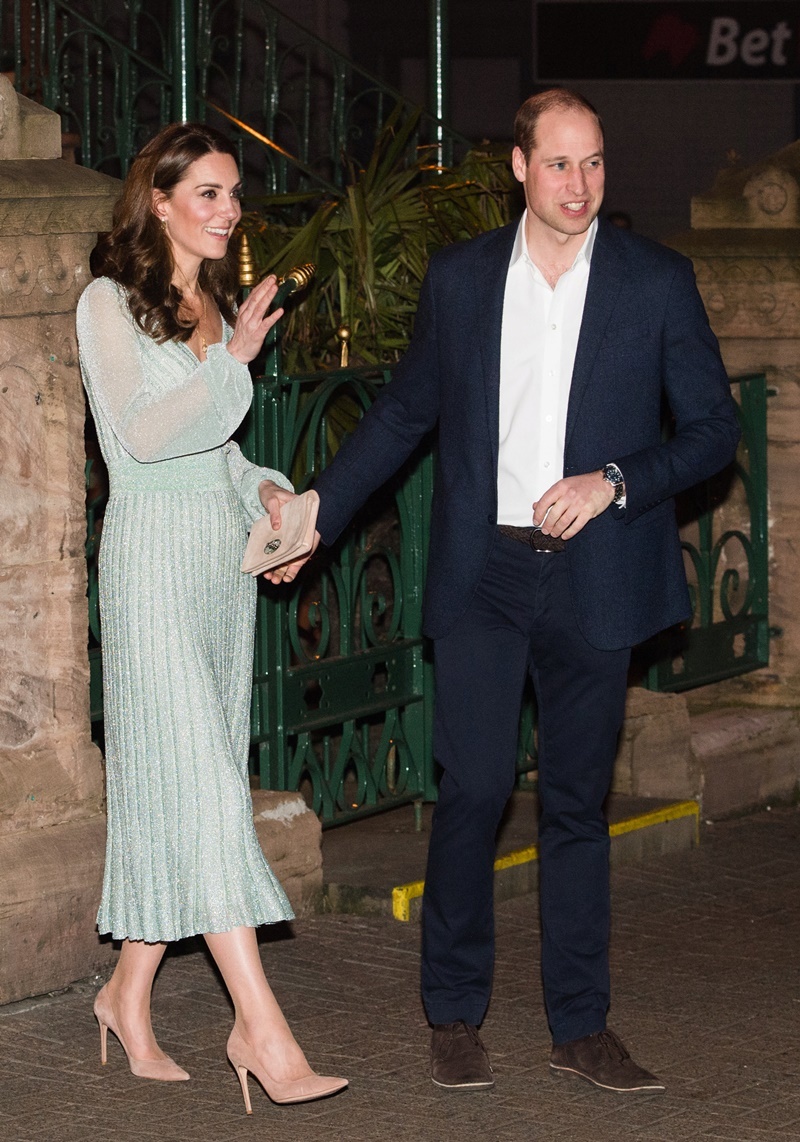 凱特王妃穿「粉晶藍」禮服好像艾莎公主！胸前深 V 不容忽視...