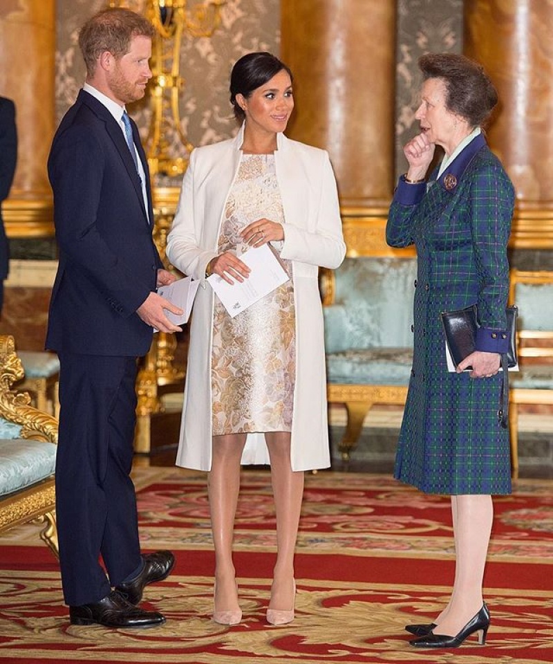 又見英皇家媳時尚之爭！凱特王妃罕見「斗篷裝」被爆跟梅根學的？