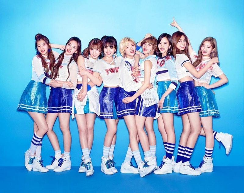 TWICE 九團員穿超短裙「滿屏都是腿」！網讚周子瑜最修長吸睛