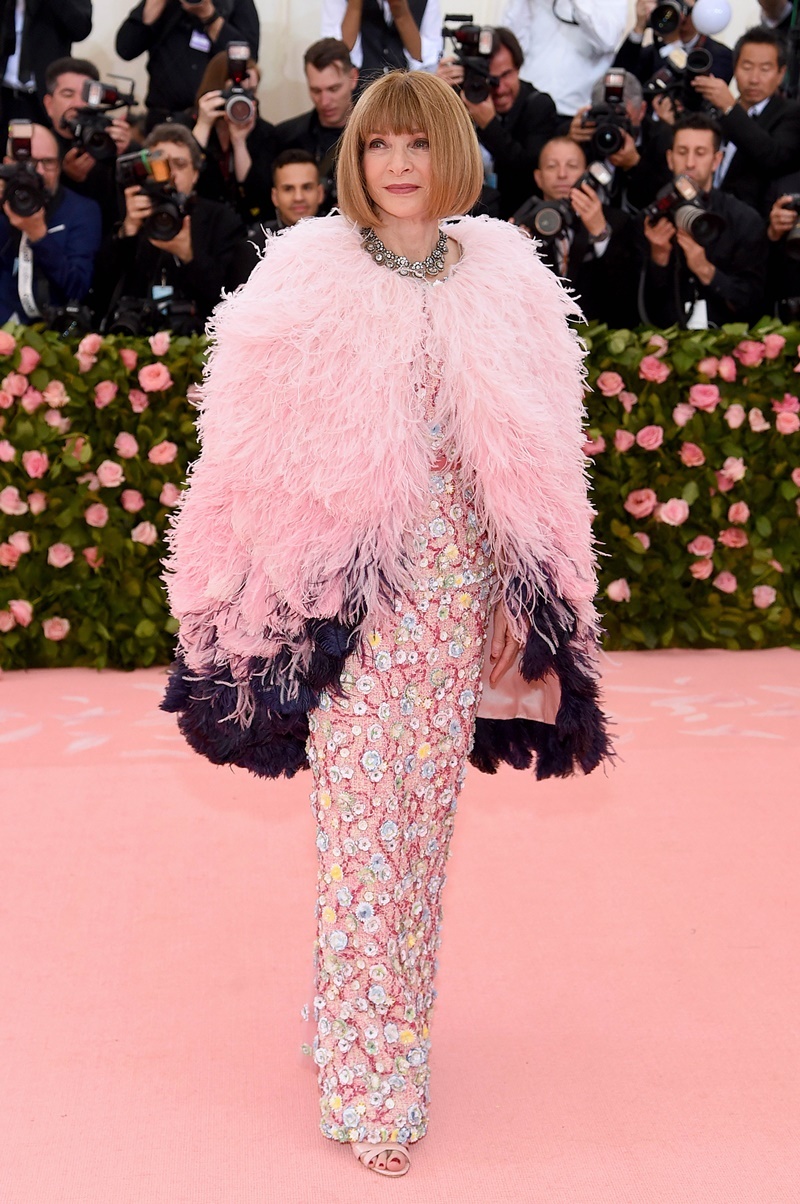 2019 Met Gala 登場！女神卡卡紅毯上大膽「脫衣」剩 bra！