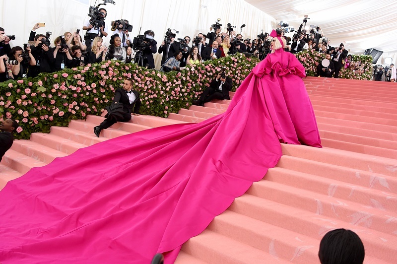 2019 Met Gala 登場！女神卡卡紅毯上大膽「脫衣」剩 bra！