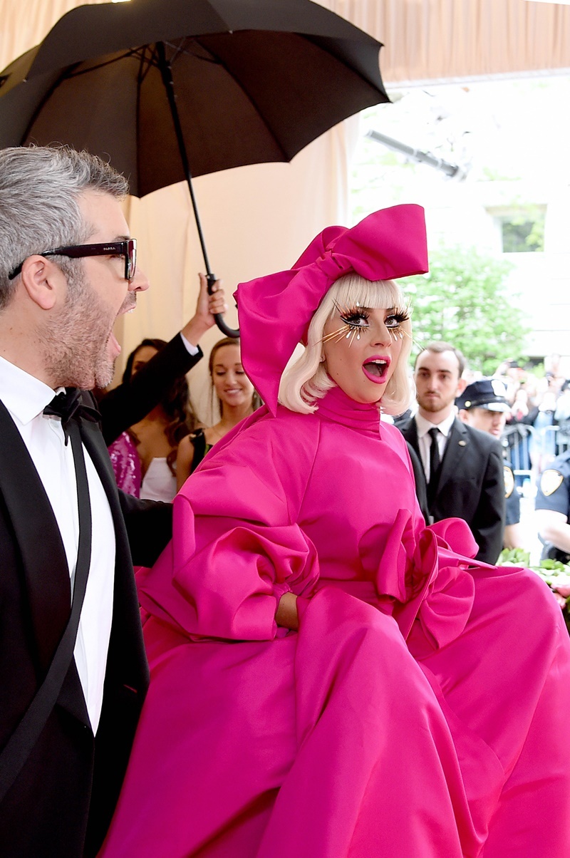 2019 Met Gala 登場！女神卡卡紅毯上大膽「脫衣」剩 bra！