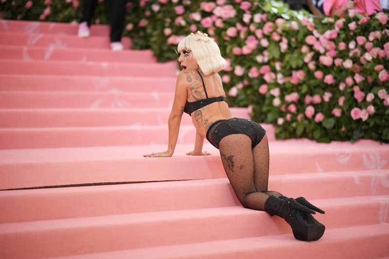 2019 Met Gala 登場！女神卡卡紅毯上大膽「脫衣」剩 bra！