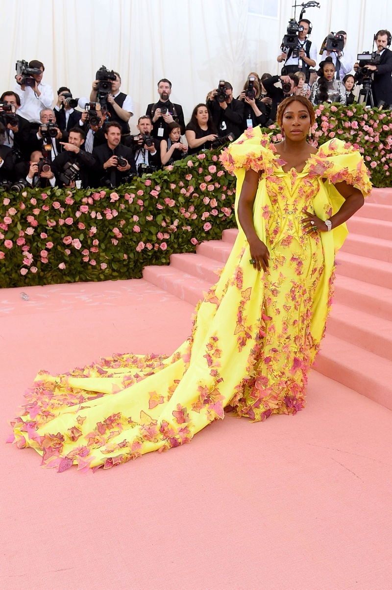 2019 Met Gala 登場！女神卡卡紅毯上大膽「脫衣」剩 bra！