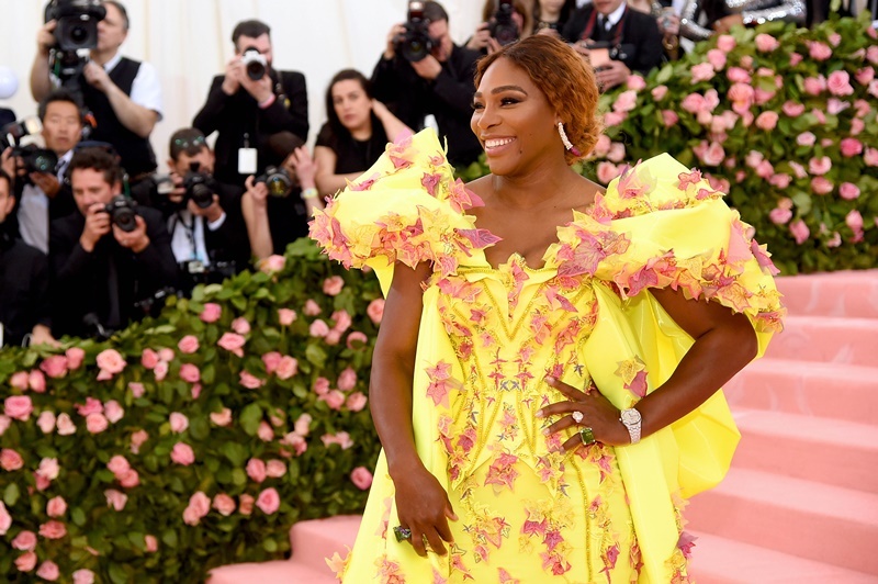 2019 Met Gala 登場！女神卡卡紅毯上大膽「脫衣」剩 bra！