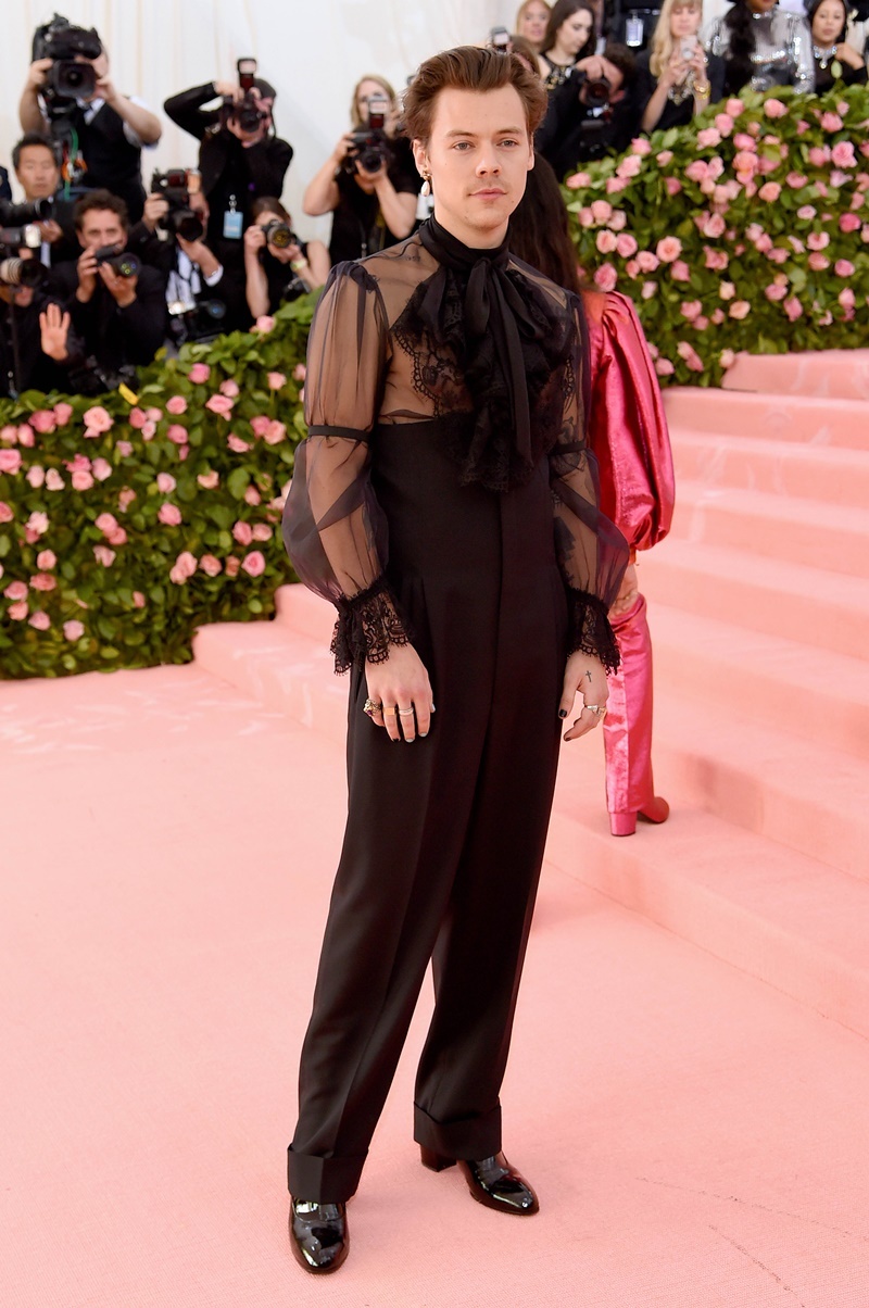 2019 Met Gala 登場！女神卡卡紅毯上大膽「脫衣」剩 bra！