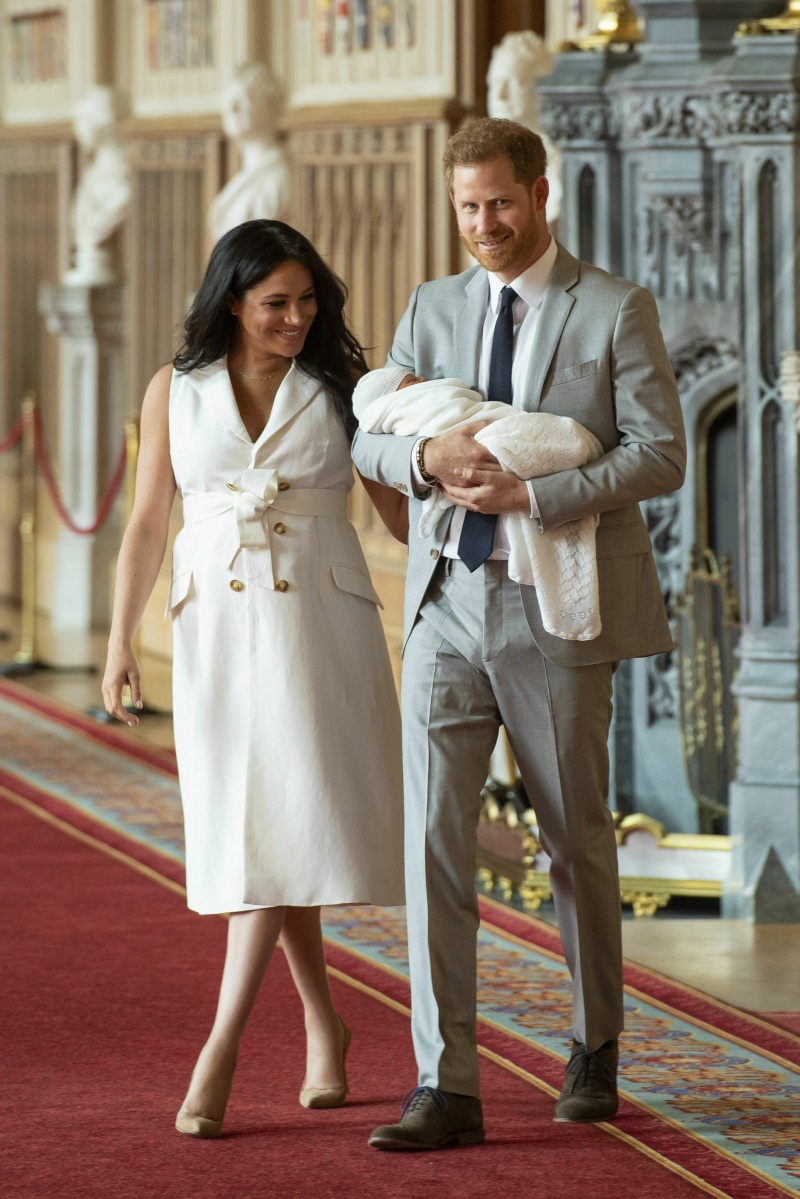 皇家寶寶終亮相取名「亞契」！梅根穿白色洋裝、高跟鞋展好氣色！