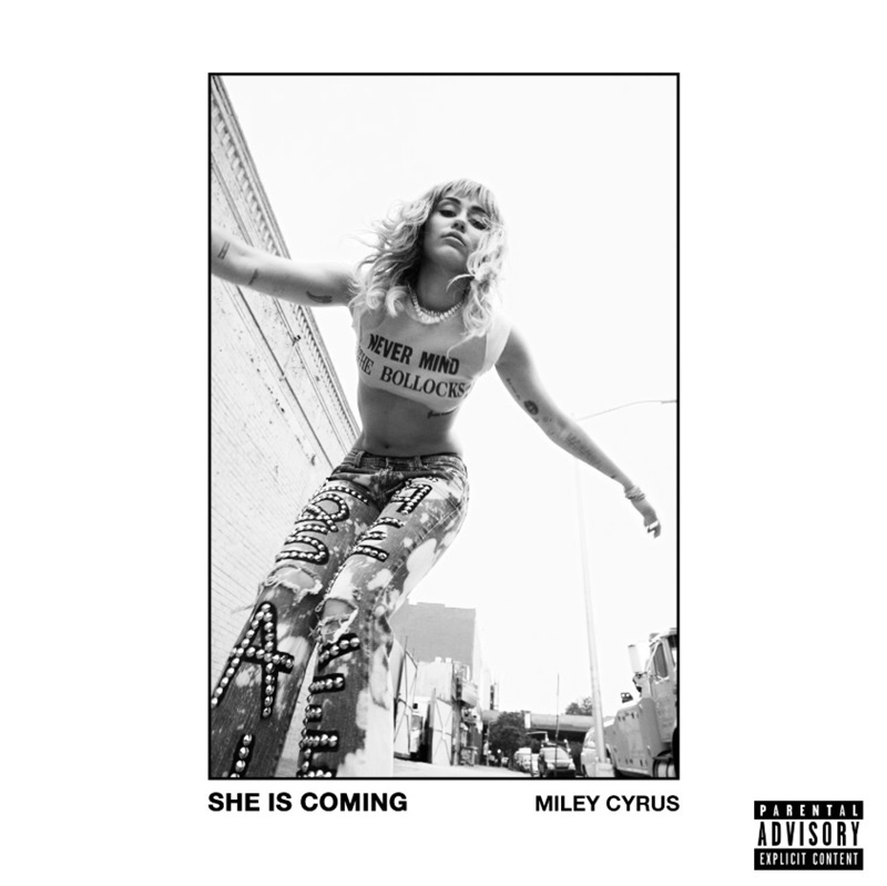 Miley Cyrus 麥莉除了戲劇演出外，也將發行新單曲作品＜SHE IS COMING＞。