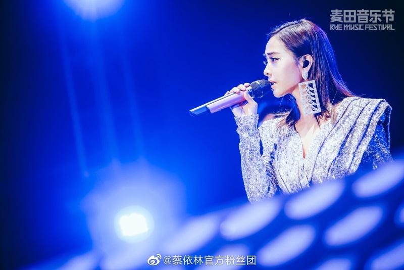 蔡依林日前一身銀色亮眼造型登上北京音樂節舞台演出。（照片截自微博蔡依林工作室）