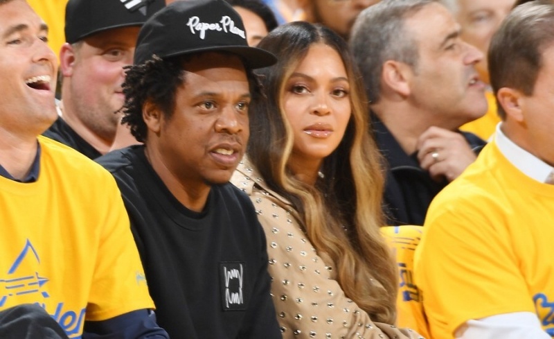 女星Beyoncé 碧昂絲隨老公Jay-Z一同坐在球場前排看球。（照片截自Twitter）
