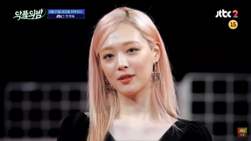 淺金色與粉紅色漸層的髮色，與雪莉白皙的肌膚非常相襯。（截自JTBC Youtube）