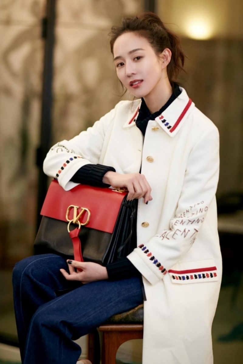 VRing為品牌熱賣包款之一，包括張鈞甯、韓國女星朴信惠都曾帶著這個包款現身。（品牌提供）