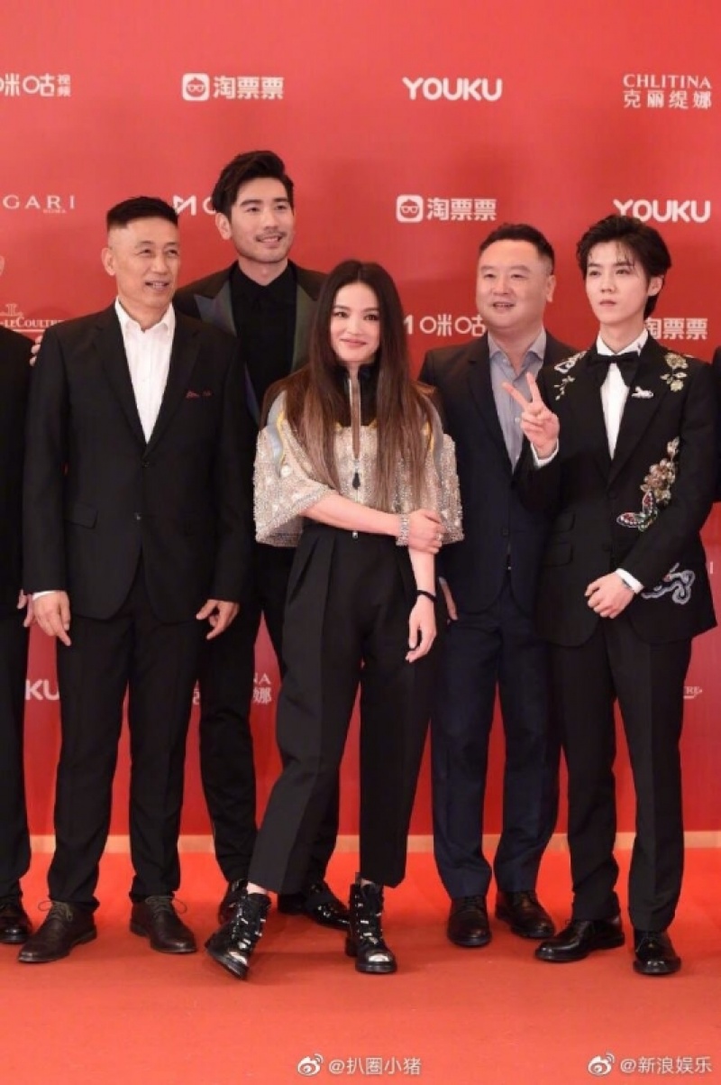 舒淇與電影《上海堡壘》劇組一起出席上海電影節開幕紅毯。（截自微博）