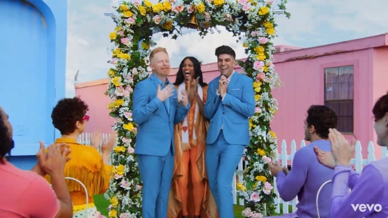 影集《摩登家庭》演員Jesse Tyler Ferguson與同性伴侶Justin Mikita在MV中演出，為他們證婚的則是歌手Ciara。（截自Youtube）
