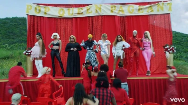 MV中的選美場景，找來多位變裝皇后扮成Ariana Grande亞莉安娜、Lady Gaga、Cardi B、泰勒絲、碧昂絲、凱蒂佩芮以及Nicki Minaj妮姬米娜。（截自Youtube）