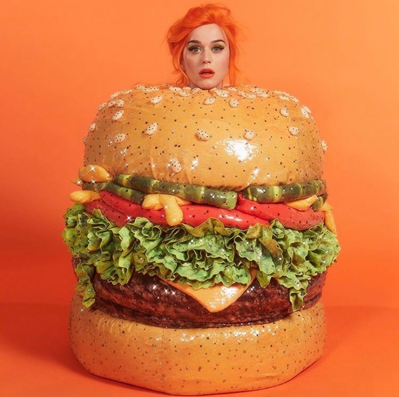 Katy Perry凱蒂佩芮曾在Met Gala的會後派對穿著「漢堡裝」引起話題討論。（截自Katy Perry IG）