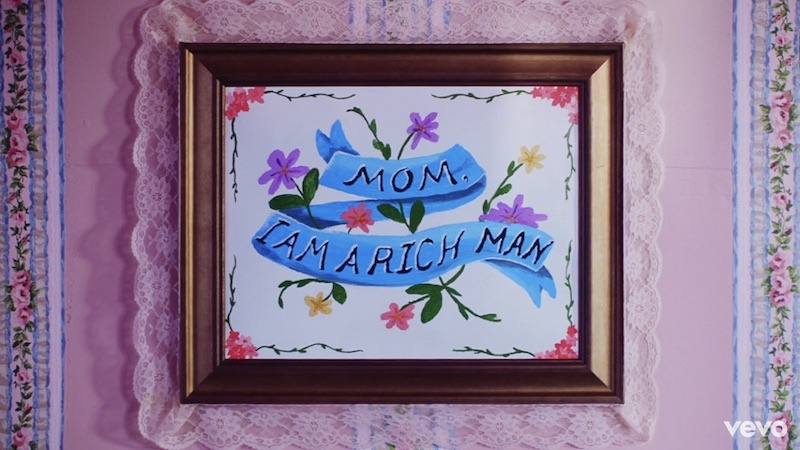 牆上掛的「Mom, I am a rich man」出自Cher雪兒的名言。（截自Youtube）