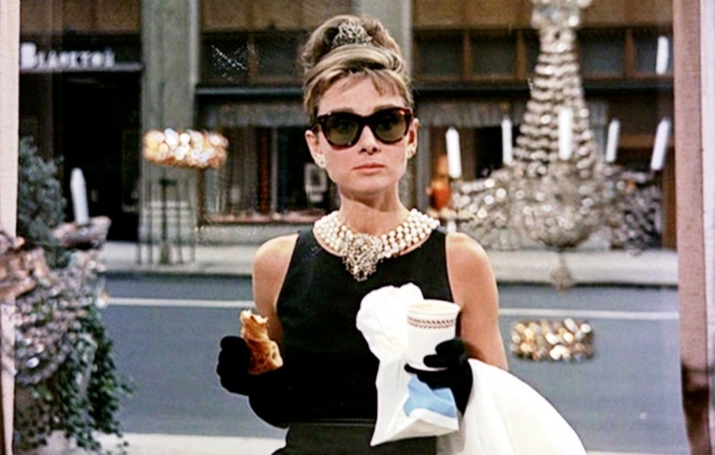 Audrey Hepburn奧黛麗赫本在《第凡內早餐》中造型成為經典。（截自vogue.com）