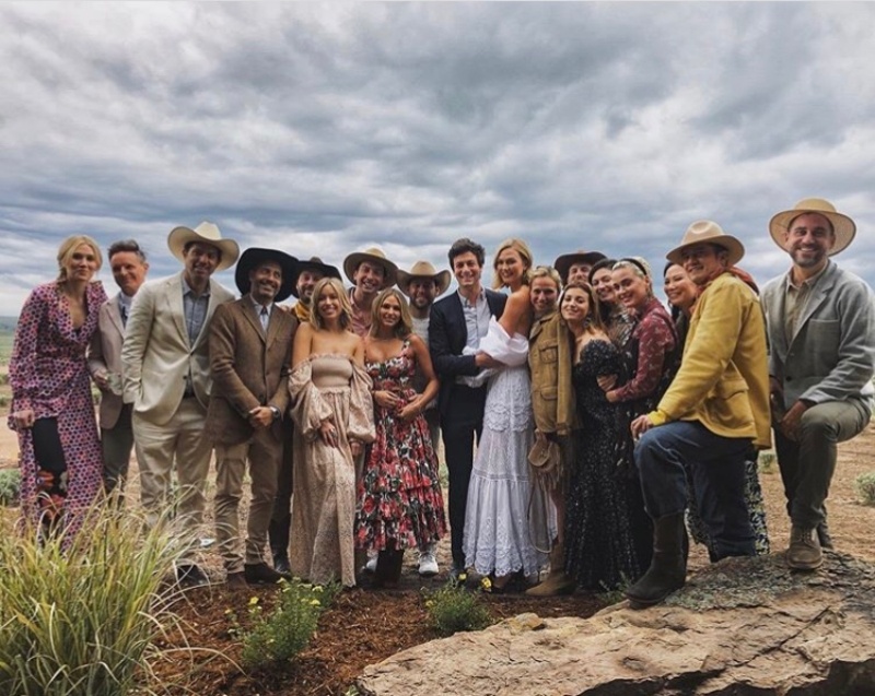 有別於紐約的婚禮，在懷明俄州舉行的「西部婚禮」邀請許多親朋好友同樂。（截自Karlie IG）