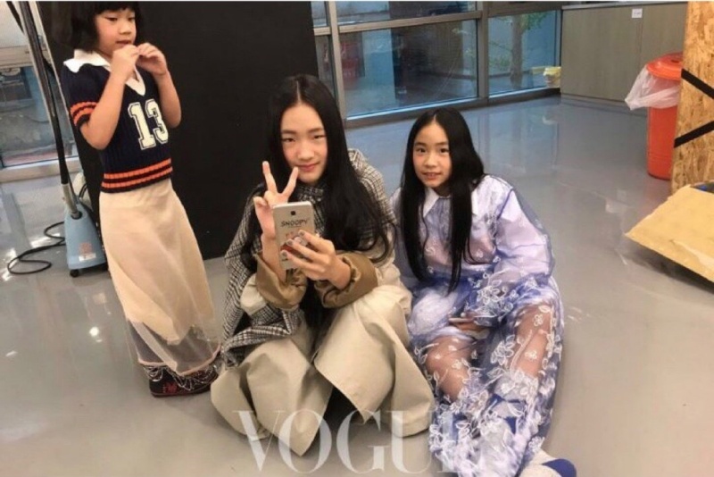 小S曾帶三個女兒一起登上時尚雜誌拍攝。（截自微博）