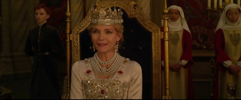 Michelle Pfeiffer蜜雪兒菲佛飾演的英格莉皇后是本集新增的角色。（截自youtube）