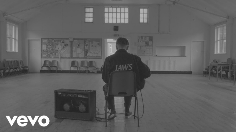 布魯克林為樂團JARS拍攝的MV，為了紀念團員已故的爺爺而採用黑白色調。（截自youtube）