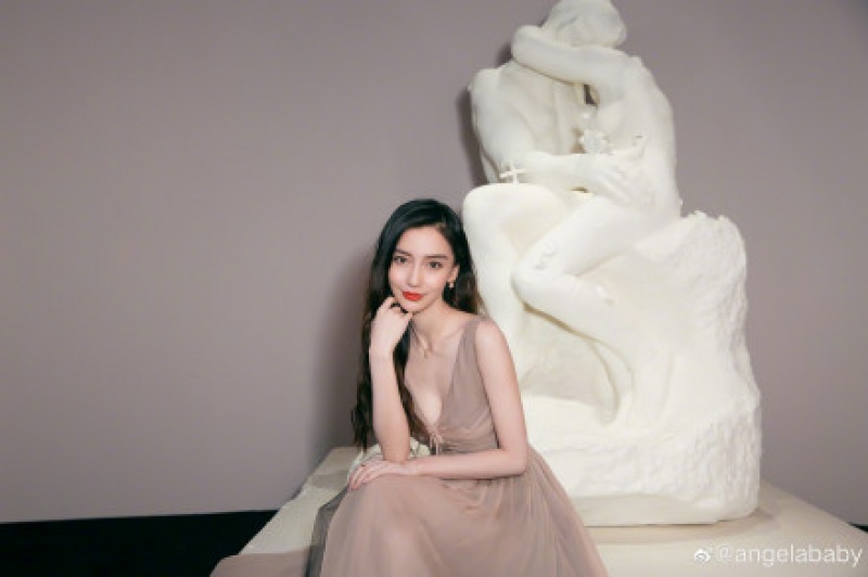 Angelababy 一個彎腰半球「掉出來」！同框奧斯卡影后被狂讚：沒有輸