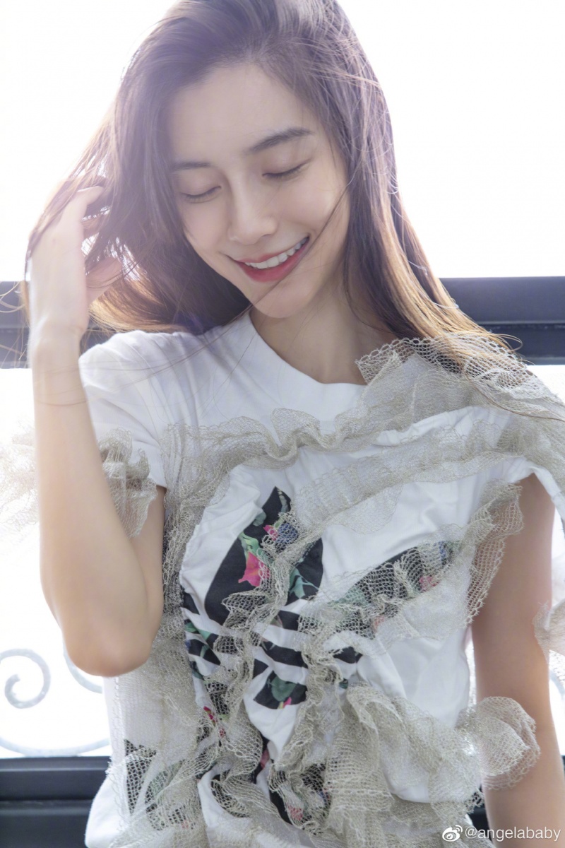 Angelababy 一個彎腰半球「掉出來」！同框奧斯卡影后被狂讚：沒有輸