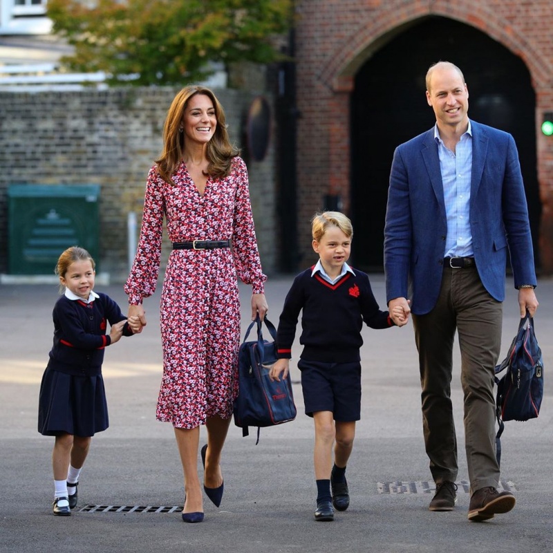 英女王曝光萌娃新照！夏綠蒂小公主、喬治小王子服務民眾超有愛