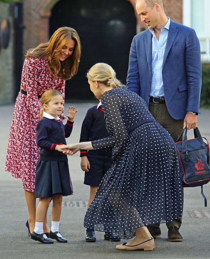 英女王曝光萌娃新照！夏綠蒂小公主、喬治小王子服務民眾超有愛