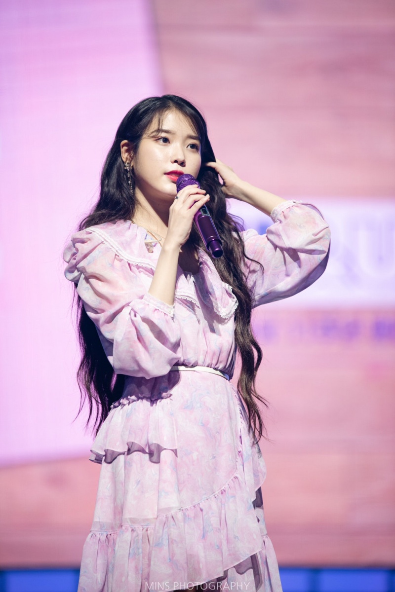 IU 登台前私服造型被偷拍！激似「公園大媽」連鐵粉也看不下去