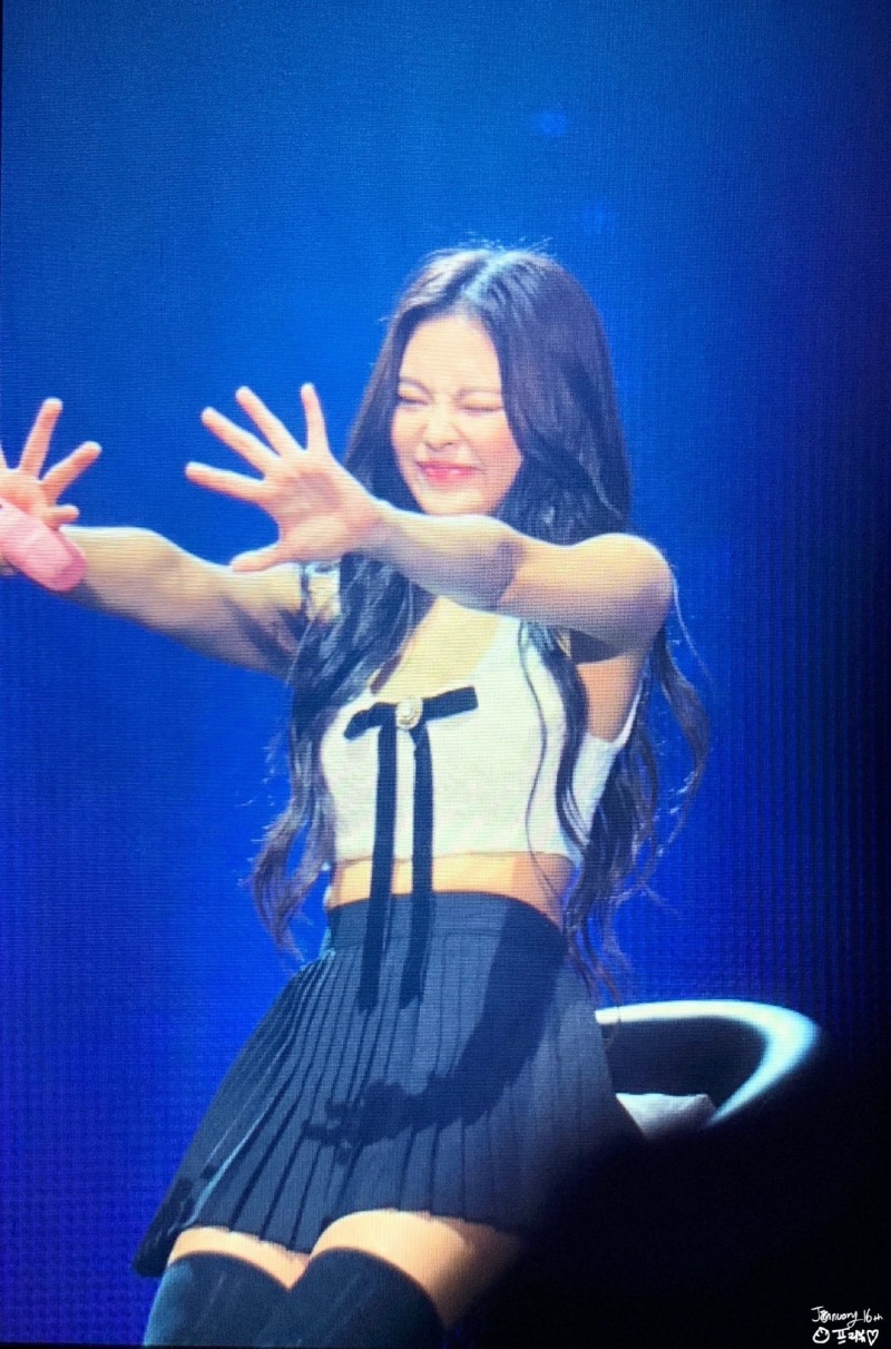 周子瑜與勁敵 Jennie「秀蠻腰」比辣！再掀兩派鐵粉網路口水戰