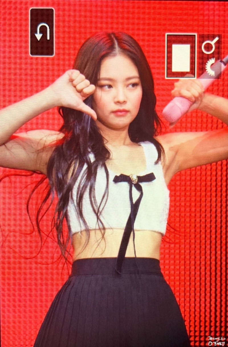 周子瑜與勁敵 Jennie「秀蠻腰」比辣！再掀兩派鐵粉網路口水戰