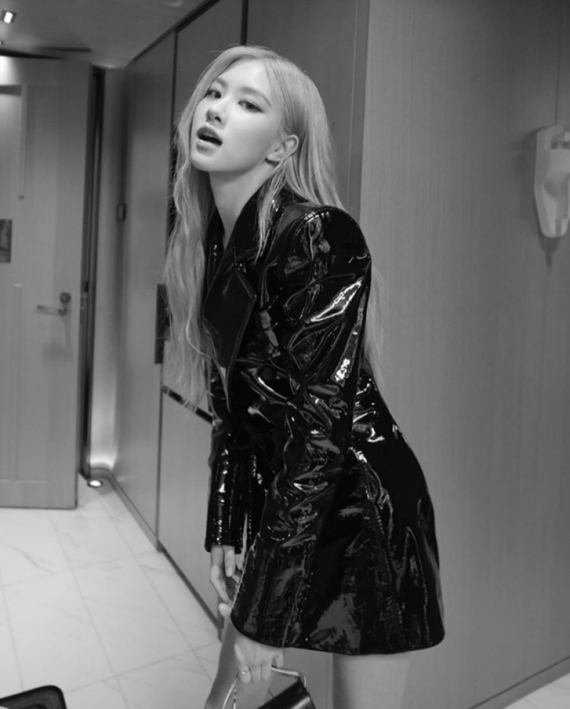 巴黎時裝週》BLACKPINK Rosé秀場曬絕美螞蟻腰！「閃電俠」伊薩米勒超狂造型成話題