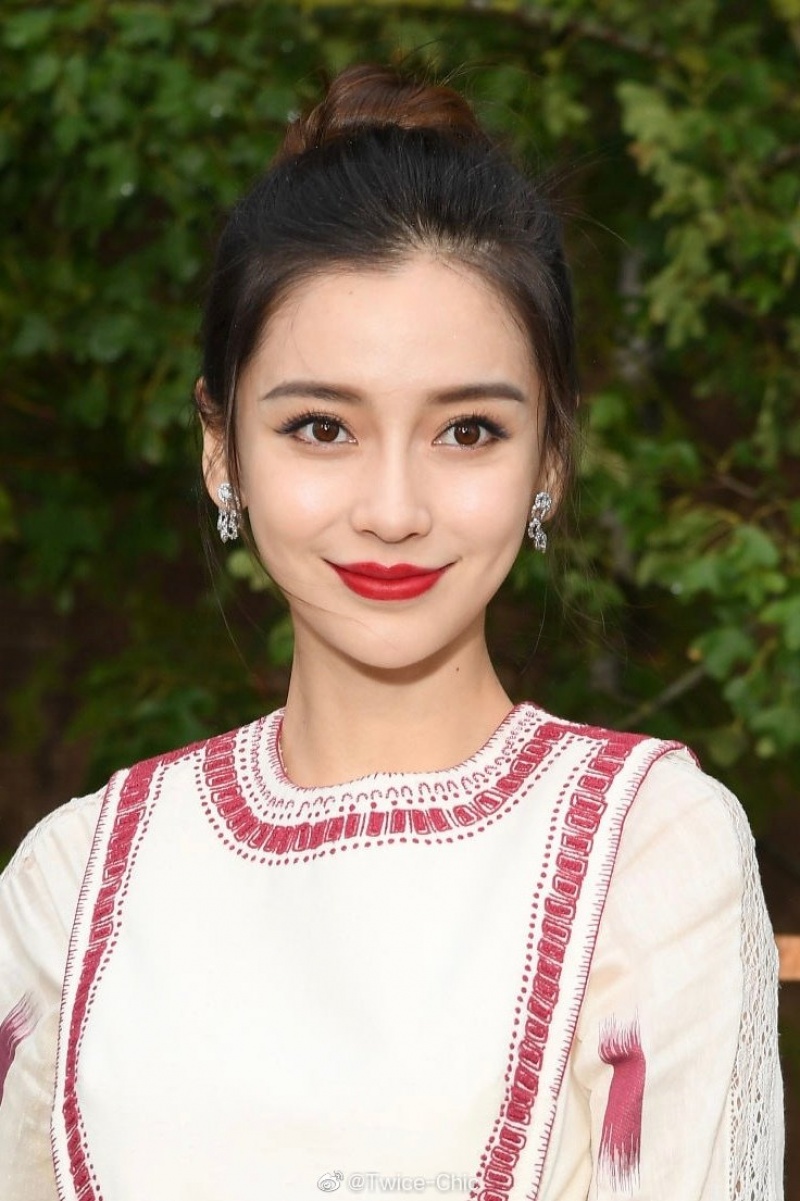 遭嫌穿太保守！Angelababy 隔天加碼秀「白皙蠻腰」粉絲嗨翻了