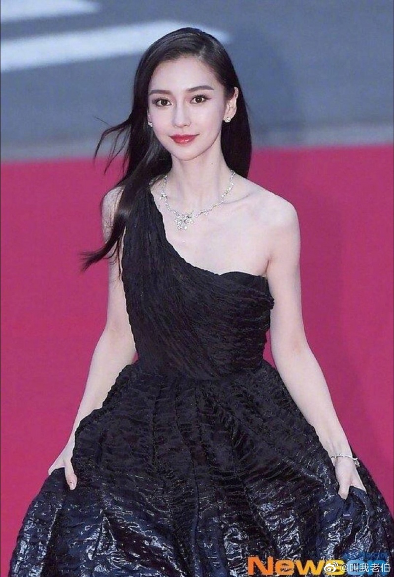 釜山電影節飄火藥味！潤娥「蕾絲深 V」戰 Angelababy 低胸裝 