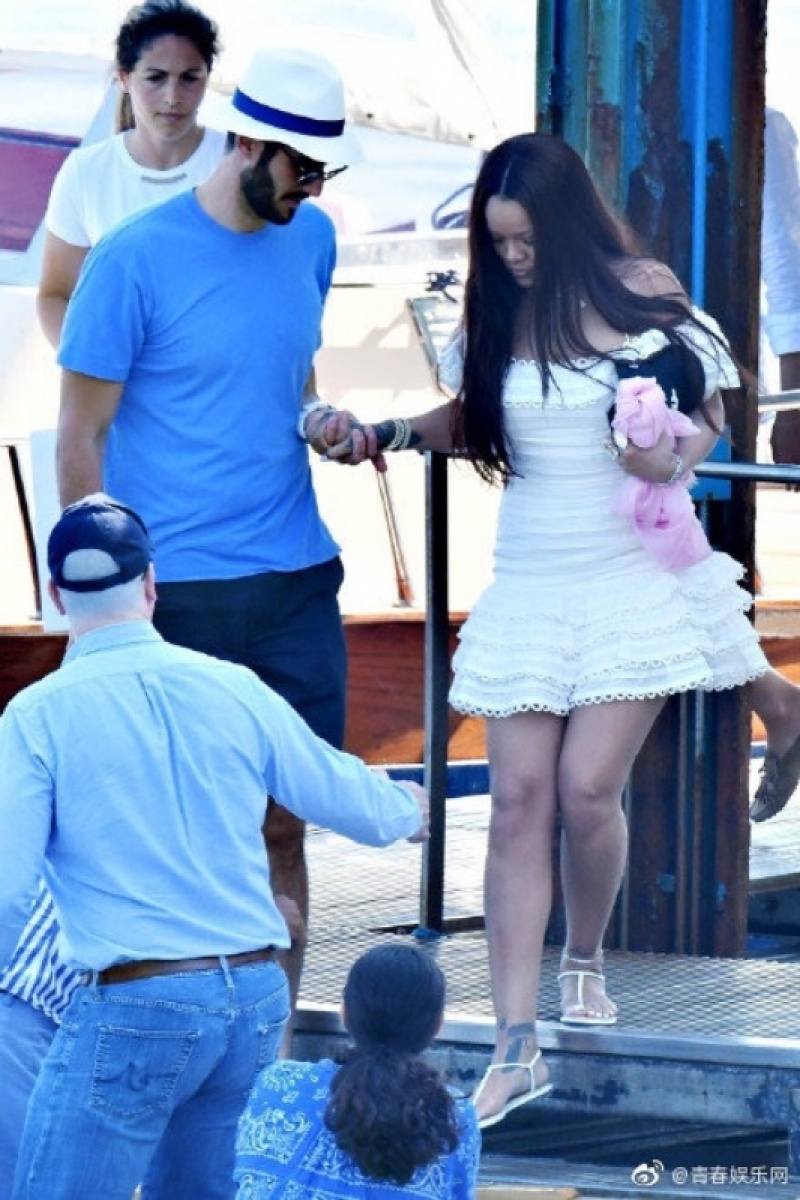 蕾哈娜認愛阿拉伯富豪！嘴硬不結婚卻自曝婚紗已經「有譜」？ - 精選圖輯- 自由電子報iStyle時尚美妝頻道