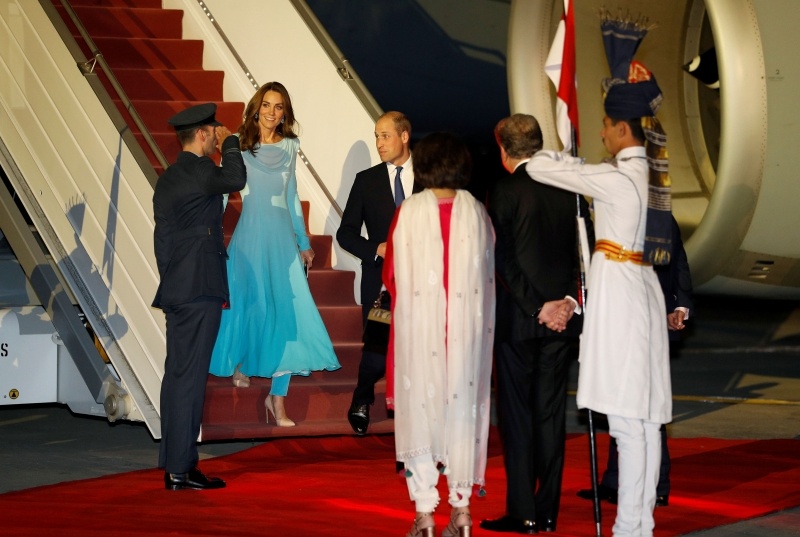 凱特王妃又跟艾紗借衣服穿！出訪巴基斯坦把「這位」秘密武器帶身邊