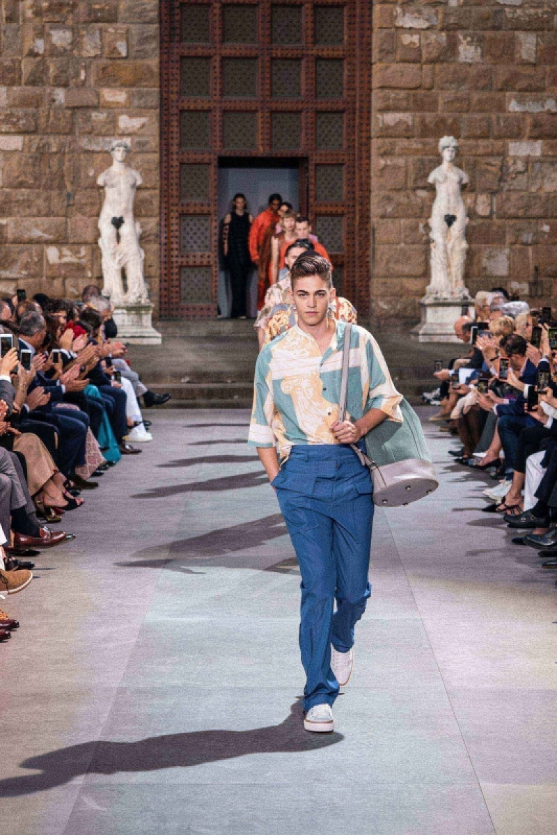 合併好還是各走各的路好？Versace合併男女時裝秀、Ferragamo男裝秀宣布重返米蘭時裝週