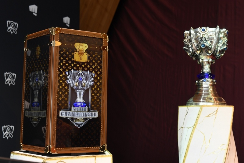 這咖皮箱有錢也買不到！Louis Vuitton為英雄聯盟世界大賽打造獎盃提箱
