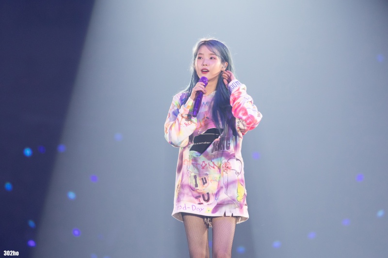 IU 演唱會「忘穿褲」直逼腿根！性感黑絲襪引遐想讓粉絲看暈了