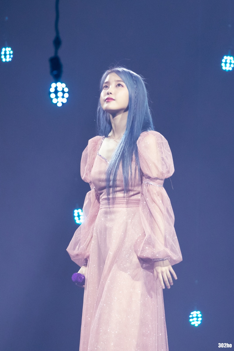 IU 演唱會狂捲衣服變「露肚裝」秀水蛇腰！狂粉讚：這套最性感